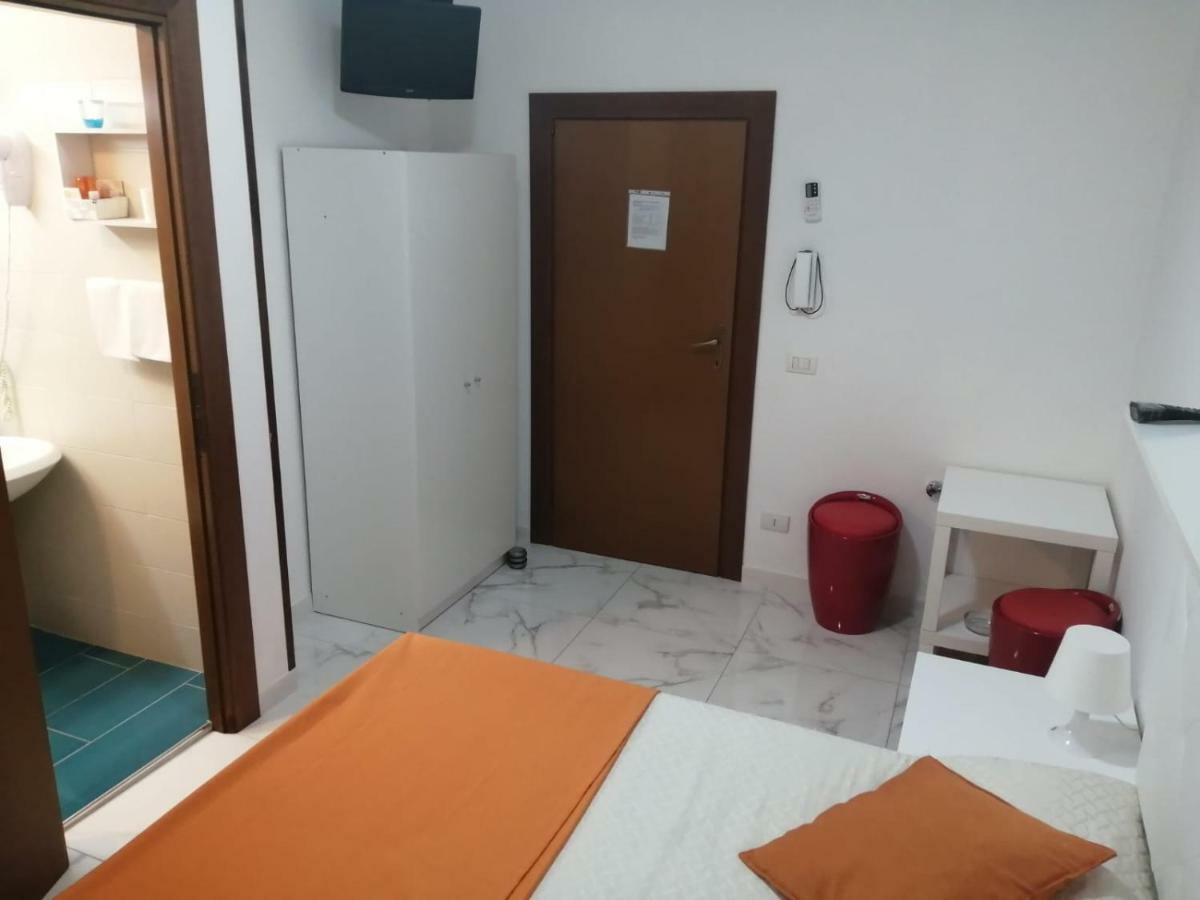 Albergo Ollolai 치비타베키아 외부 사진