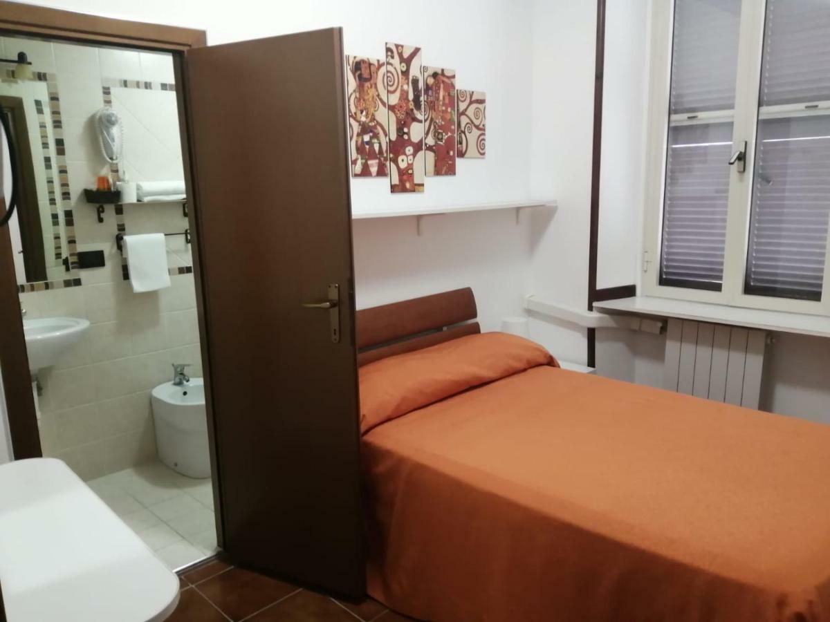 Albergo Ollolai 치비타베키아 외부 사진